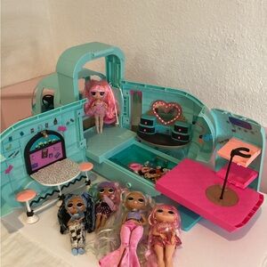 L.O.L. Surprise OMG 2-in- 1 Glamper W/ 5 Dolls & Accessories Doll  Rv Van House